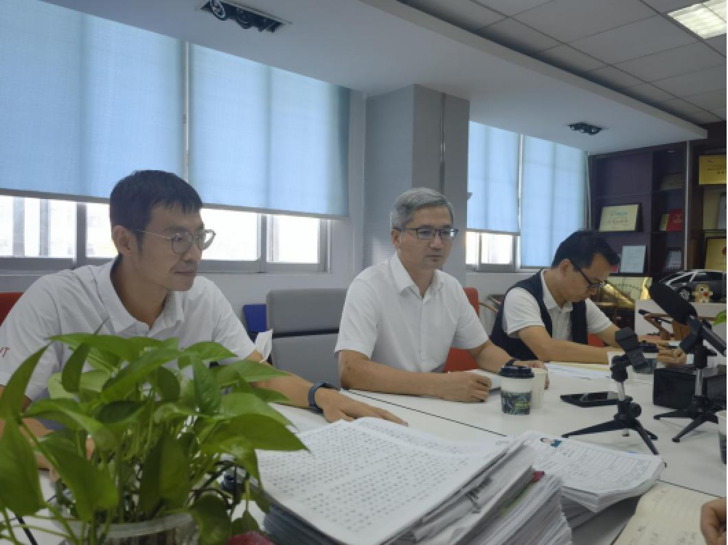 校领导率队调研指导开车漫画
学生工作