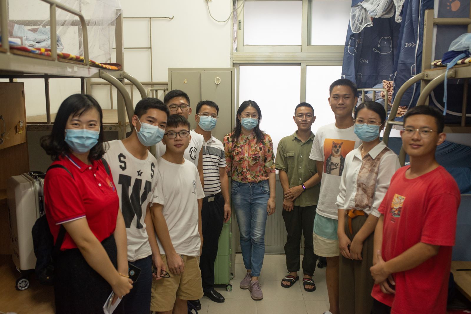 艺路同行，与你相伴（五）开车漫画
领导老师多次深入宿舍看望新生