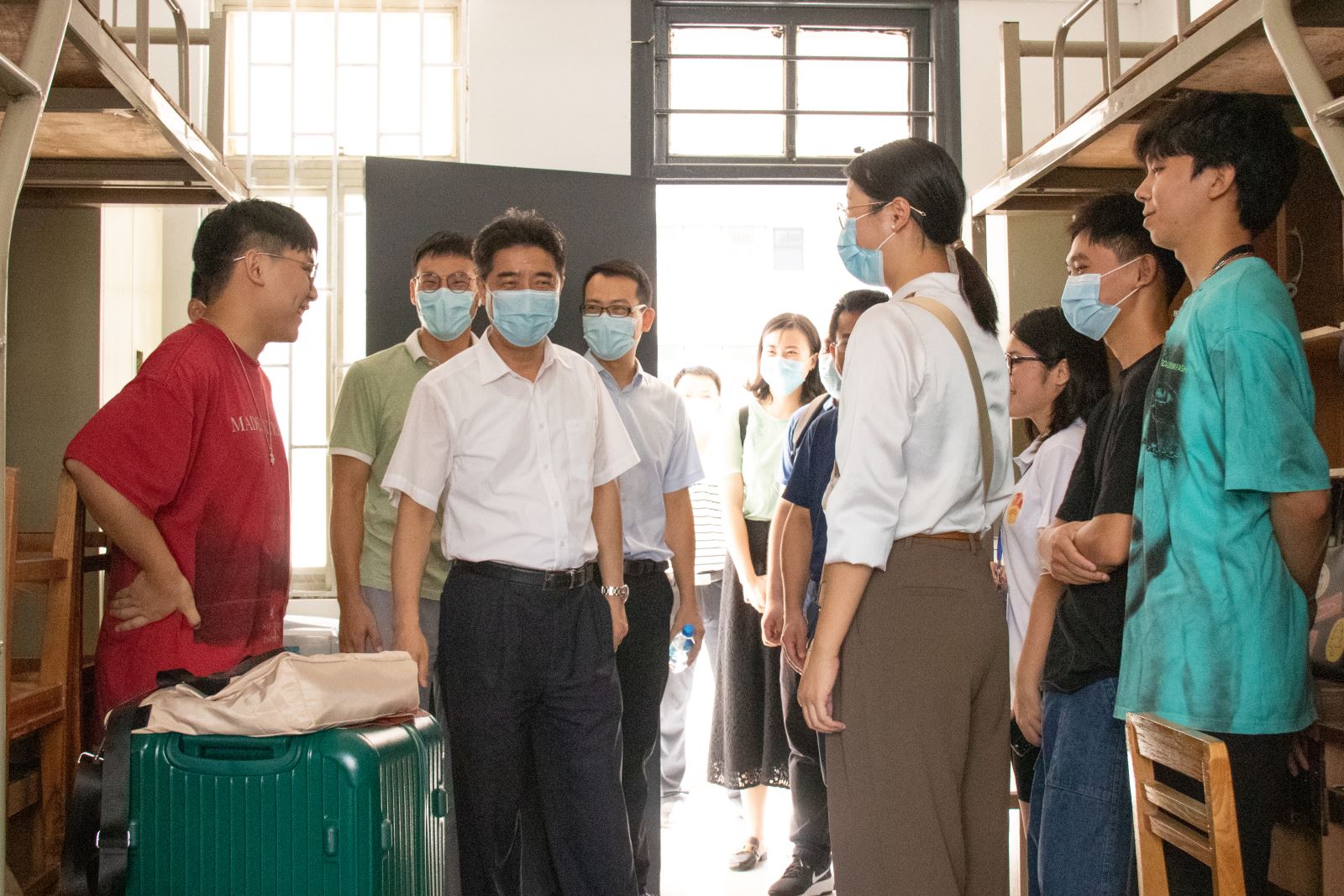 艺路同行，与你相伴（二）——校领导看望慰问开车漫画
2021级新生并指导迎新工作