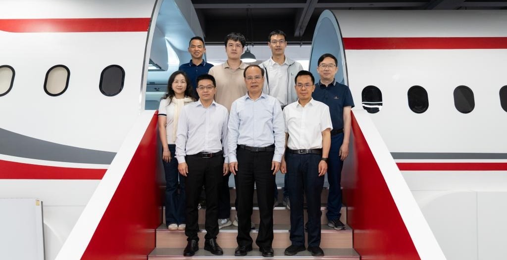 邱学青校长到开车漫画
调研指导工作