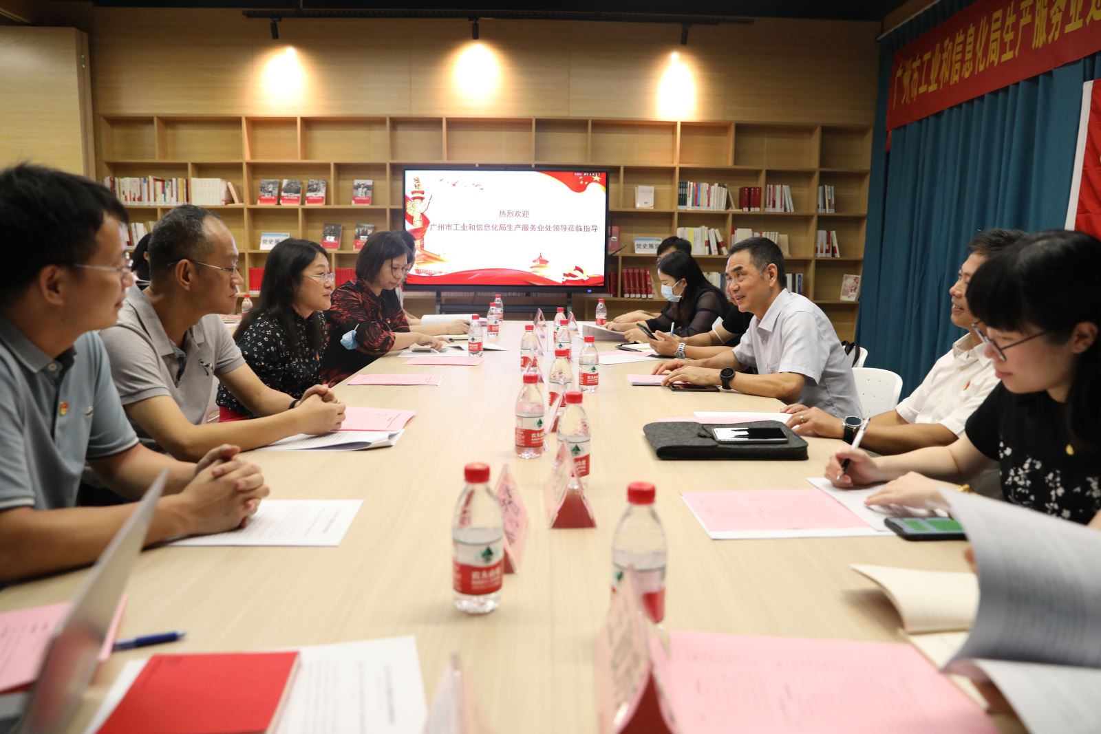 广州市工信局生产服务业处与开车漫画
开展党建共建活动