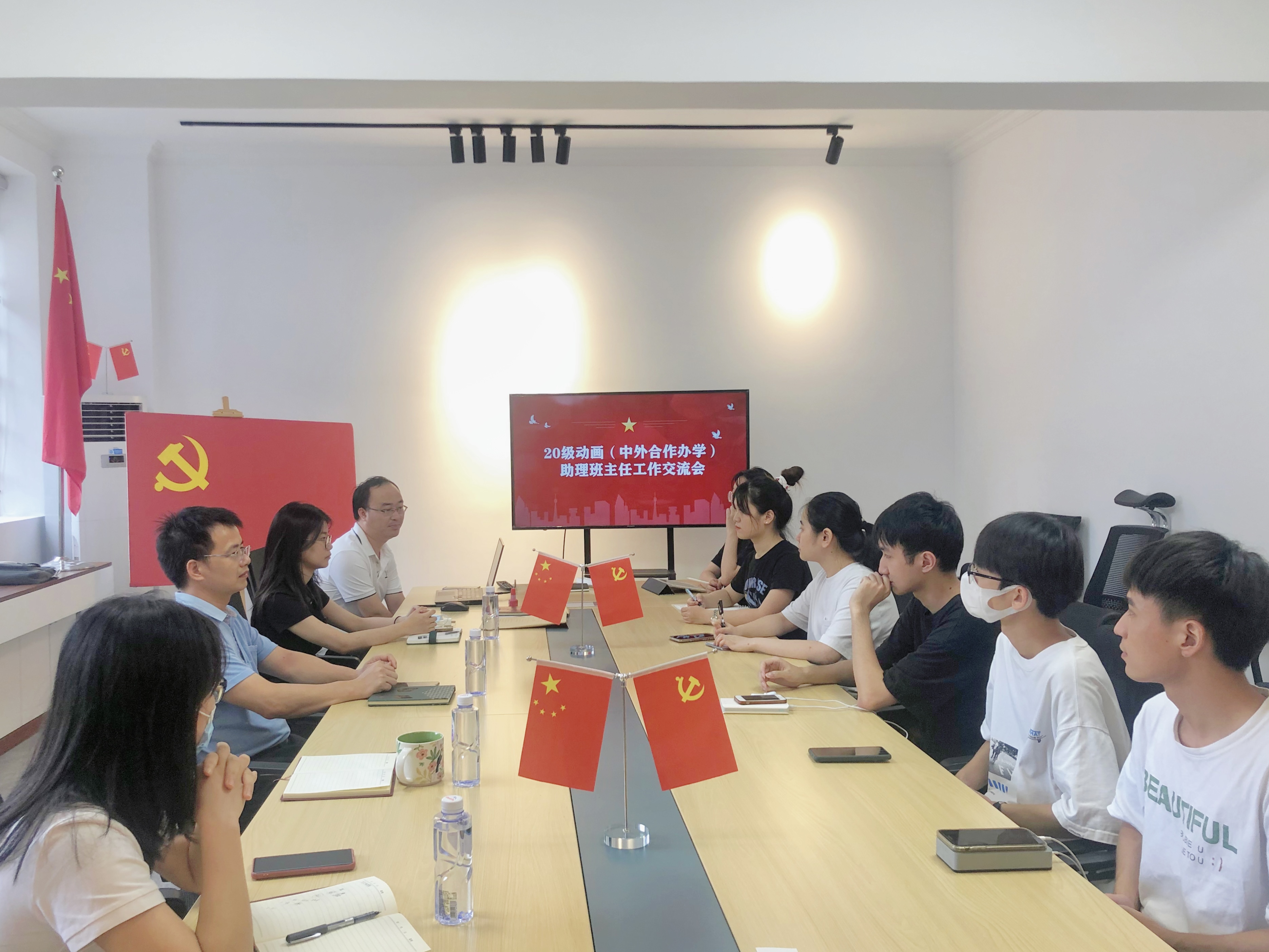 开车漫画
顺利完成2020级动画（中印合作办学）搬迁工作