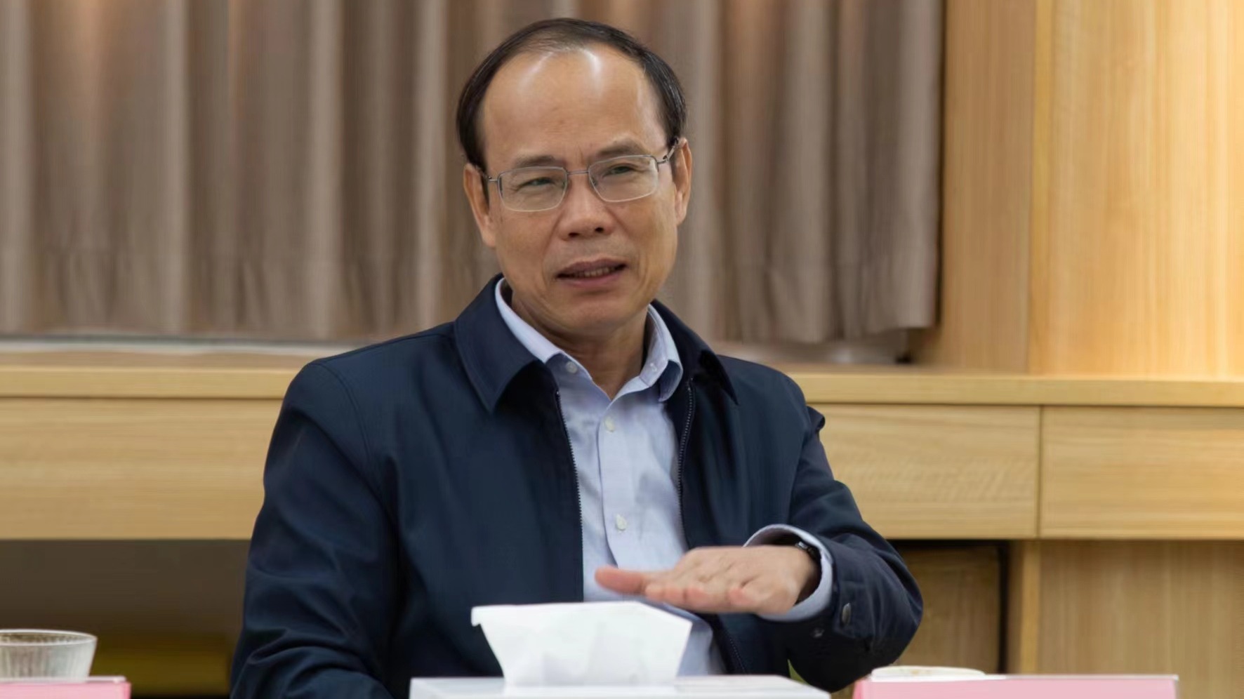 邱学青校长新学期首日莅临开车漫画
指导工作