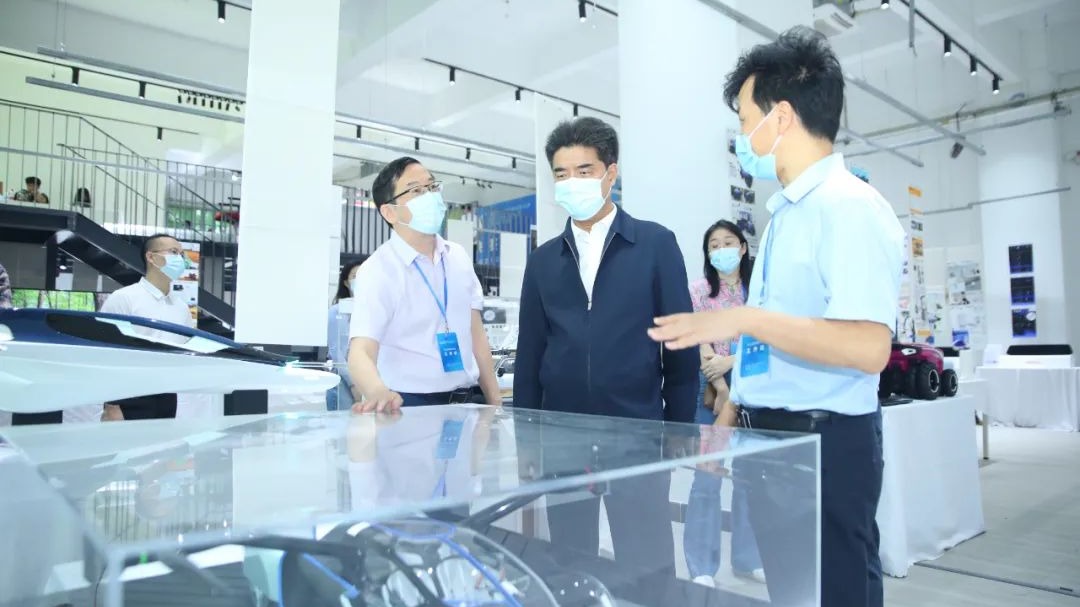 决赛纪实｜开车漫画
党委书记胡钦太赴“省长杯”决赛现场考察指导