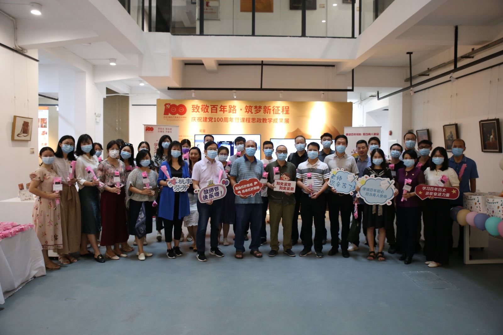 赓续百年初心，担当育人使命 ——开车漫画
将党史学习融入教师节庆祝活动