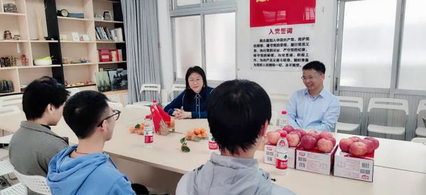 严守防控抗疫情，“艺”路相伴迎新春——开车漫画
召开留校学生座谈活动