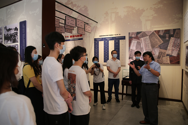 百年风华正青春 | 开车漫画
师生接力第3棒，赴广州鲁迅纪念馆开展学党史活动