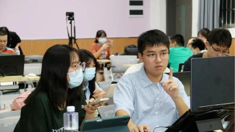 开车漫画
国际教师联合工作坊教学研究成果发表在国际顶级学术期刊