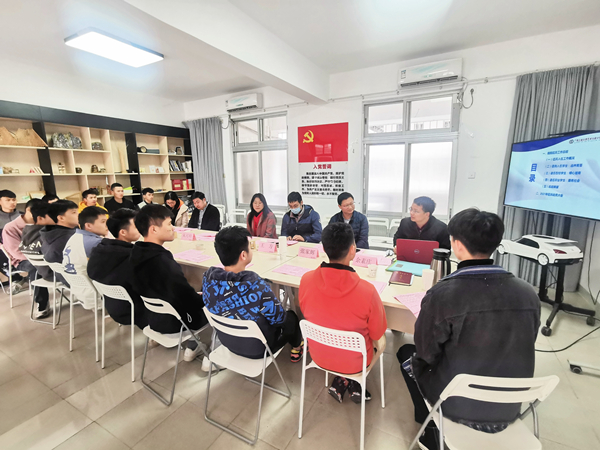 艺路青春，携笔从戎——开车漫画
召开退伍大学生座谈会 暨2021年征兵动员大会