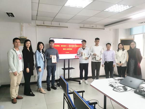 入伍深造，当兵成才——开车漫画
举行2021年新兵入伍欢送会