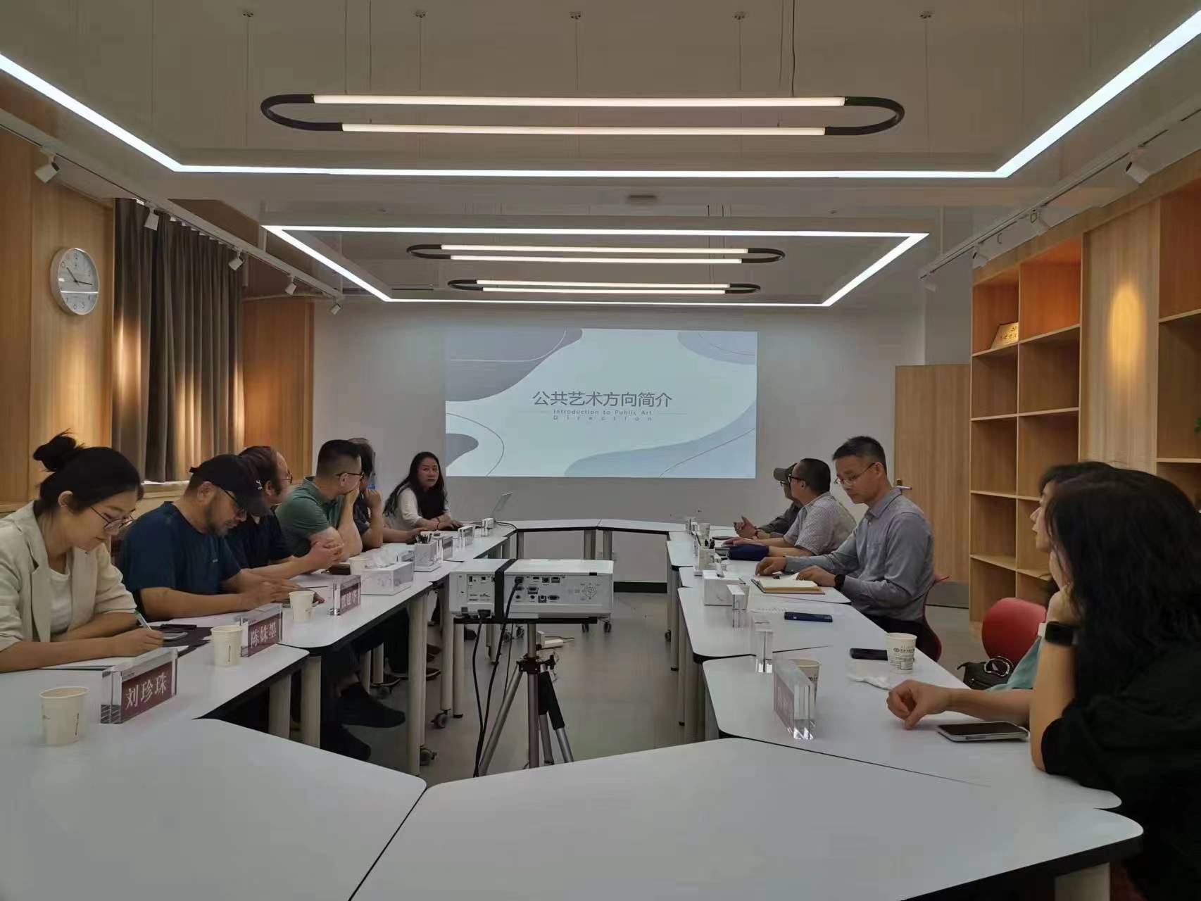 广州工商学院美术学院同行到开车漫画
调研交流