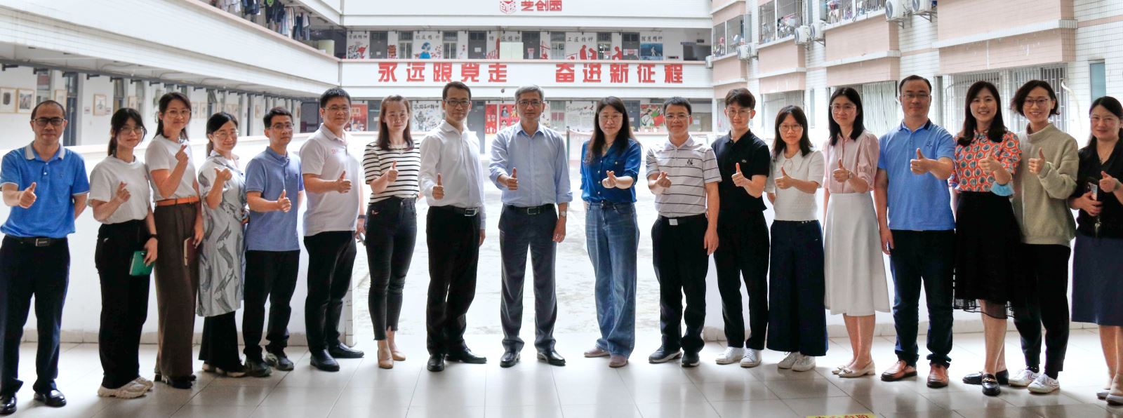 校领导率队调研指导开车漫画
学生工作