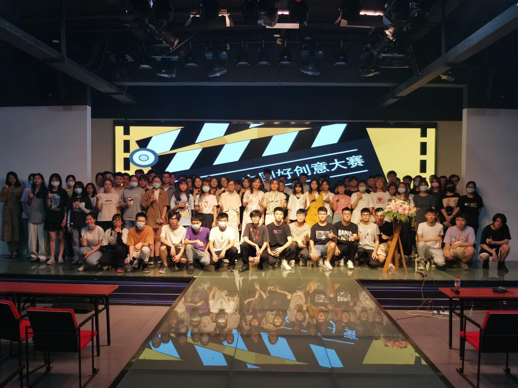 “第15届中国好创意大赛”宣讲会在我校开车漫画
举行