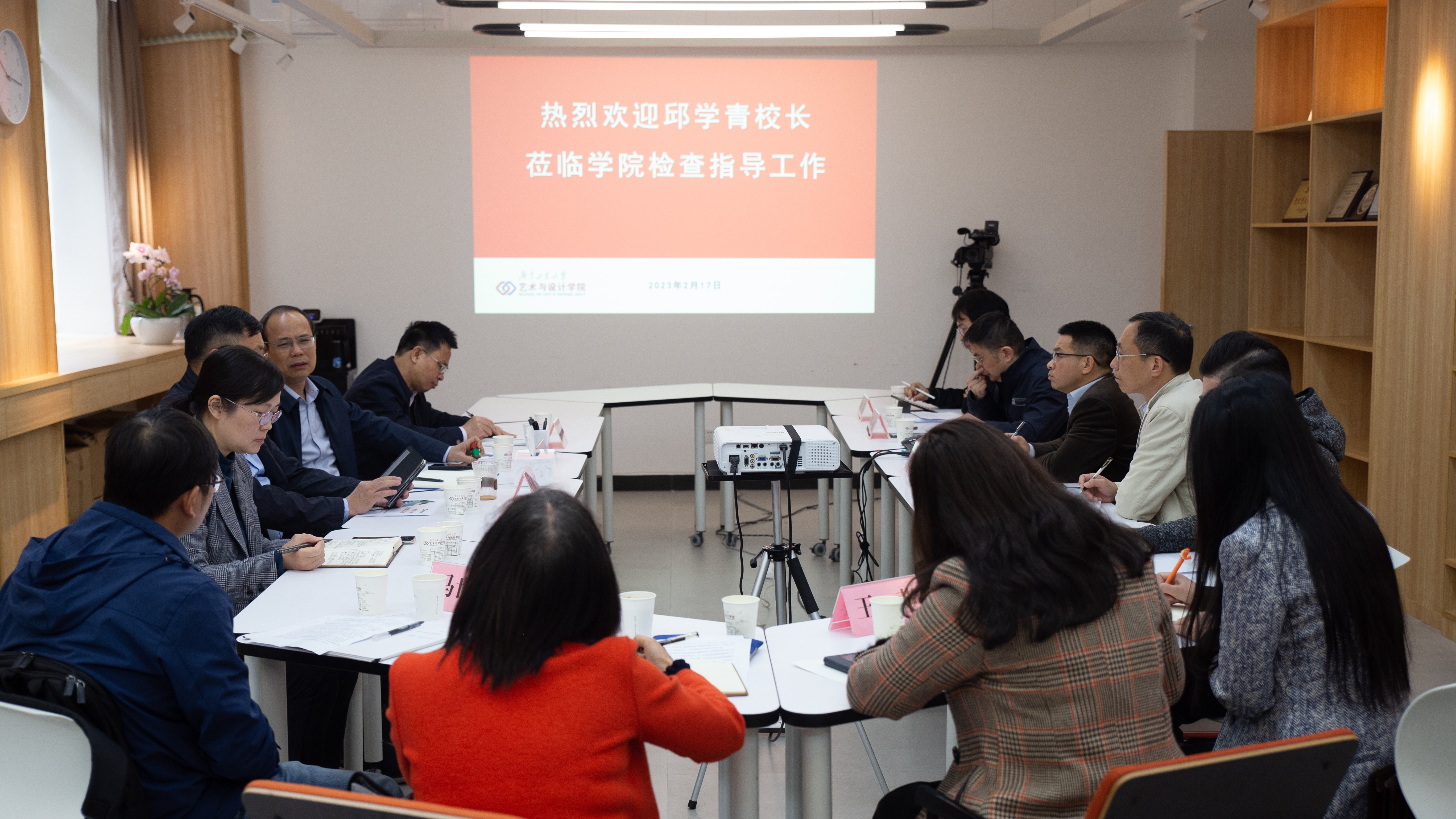 邱学青校长新学期首日莅临开车漫画
指导工作