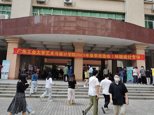 打造最暖就业服务，开车漫画
在行动！