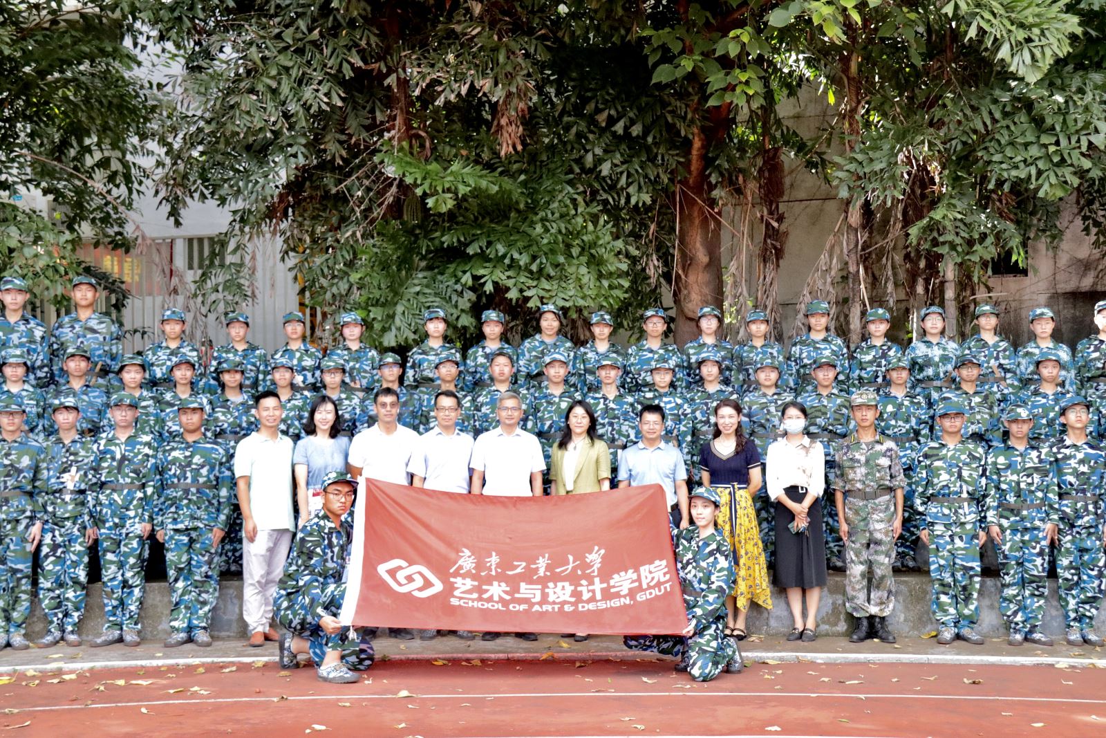 迷彩“艺”季1：承领导关怀，壮新生志气——校领导亲切慰问开车漫画
军训新生