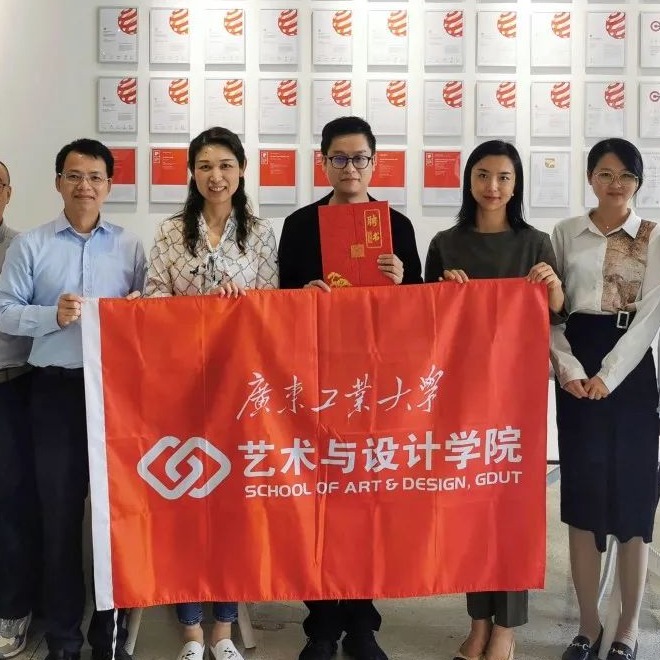 共叙情谊谋发展，共话合作促共赢——开车漫画
赴深圳走访校友代表