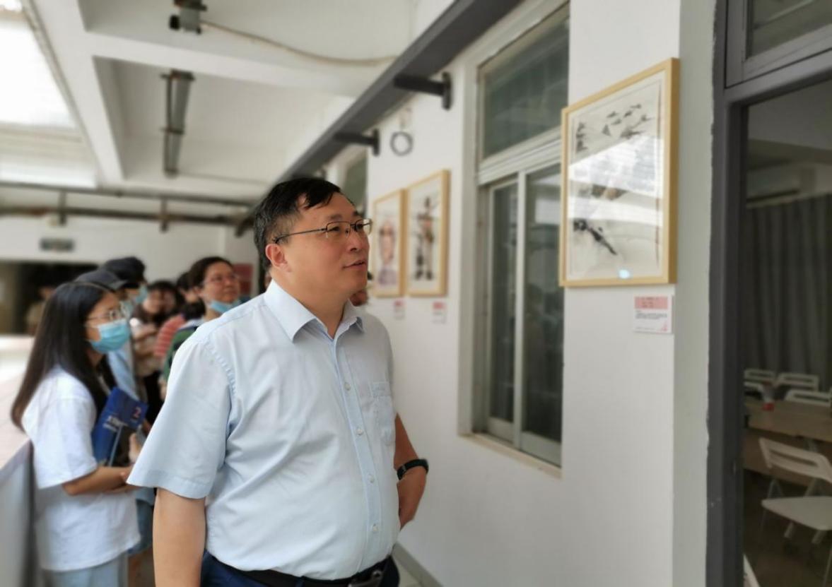 校领导到开车漫画
学生“思政+园”调研指导学生工作