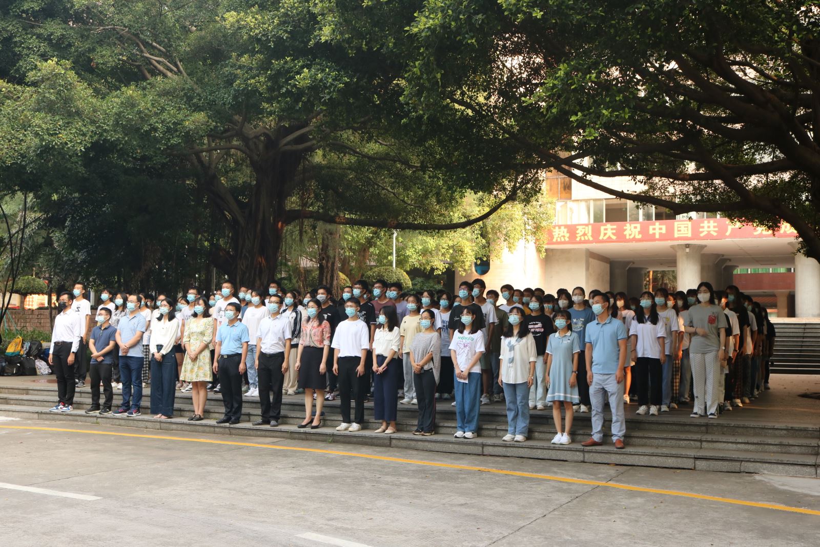 赓续百年薪火，践行强国誓言——开车漫画
举行2021级新生升国旗主题教育活动