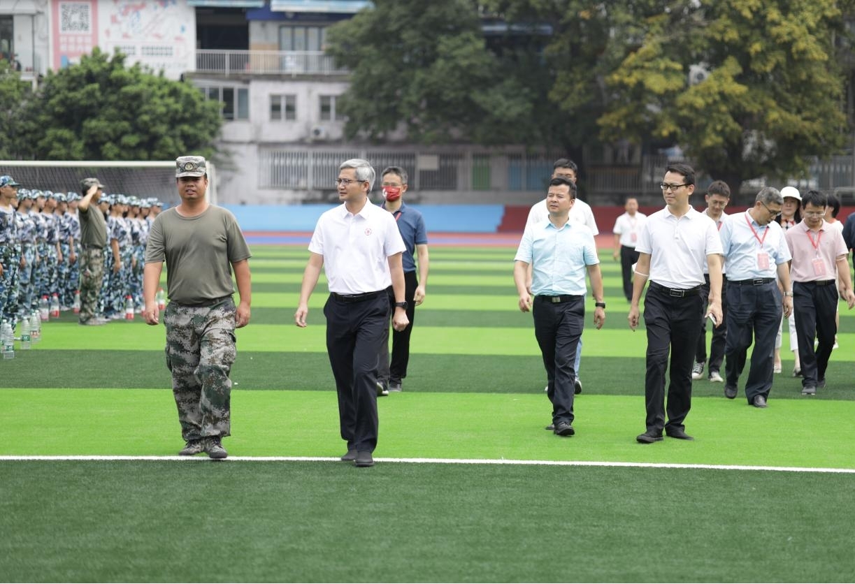 校领导亲切慰问开车漫画
军训新生