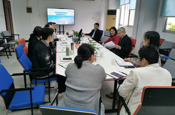 陈卓武副校长到开车漫画
调研学生工作