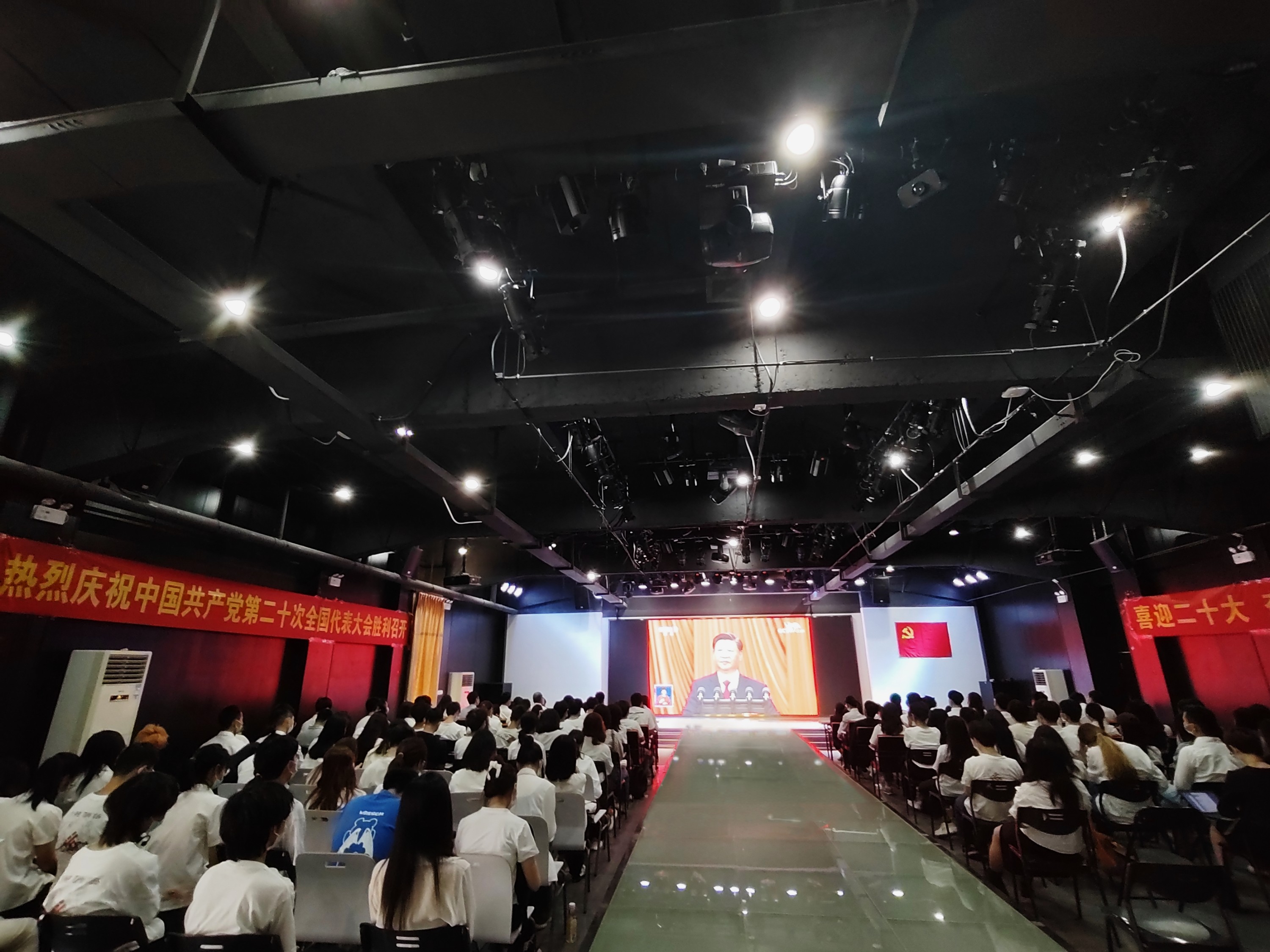 开车漫画
组织集中收听收看党的二十大开幕会盛况