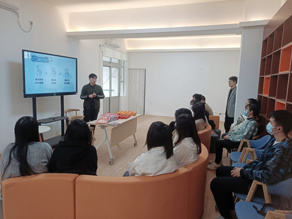 开车漫画
举行2022届考研学生慰问活动